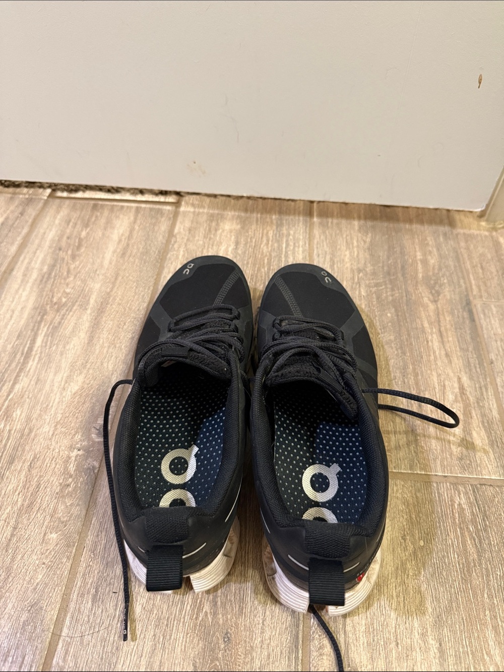 On Cloud Women’s Running Shoes Black/White – Size 7.5
